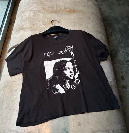 Camiseta Melancólica con Estampado de Retrato Ilustrado