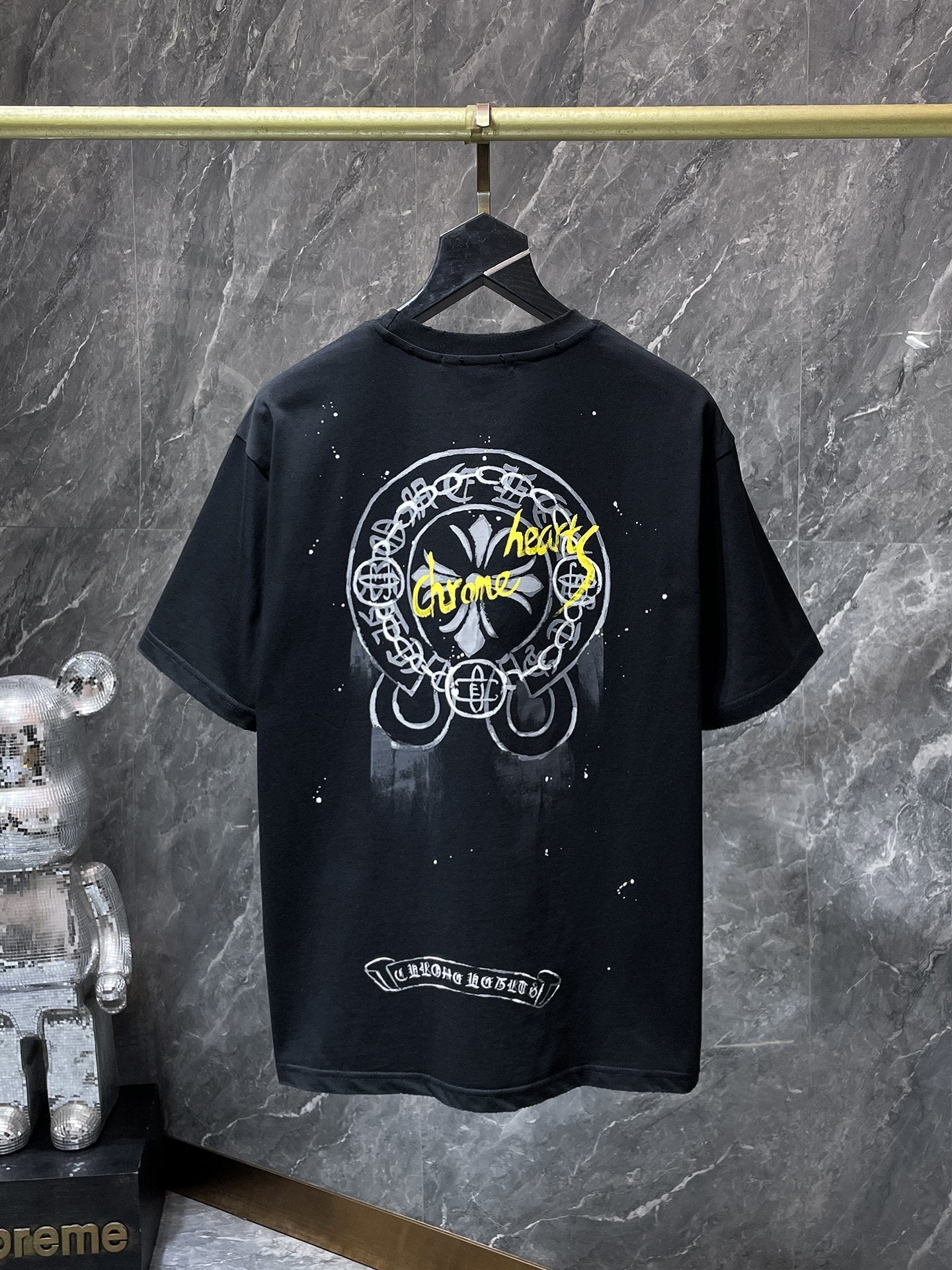 Camiseta Unisex Cruz Sánscrito Parche Metal Luminiscente