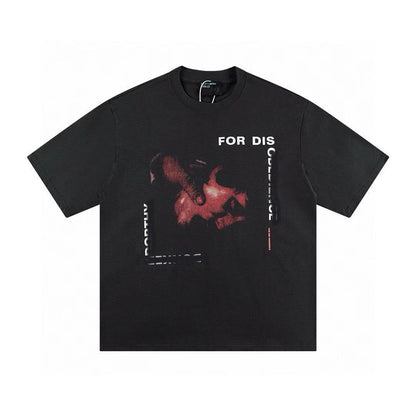 Camiseta Melancólica con Estampado de Retrato Ilustrado