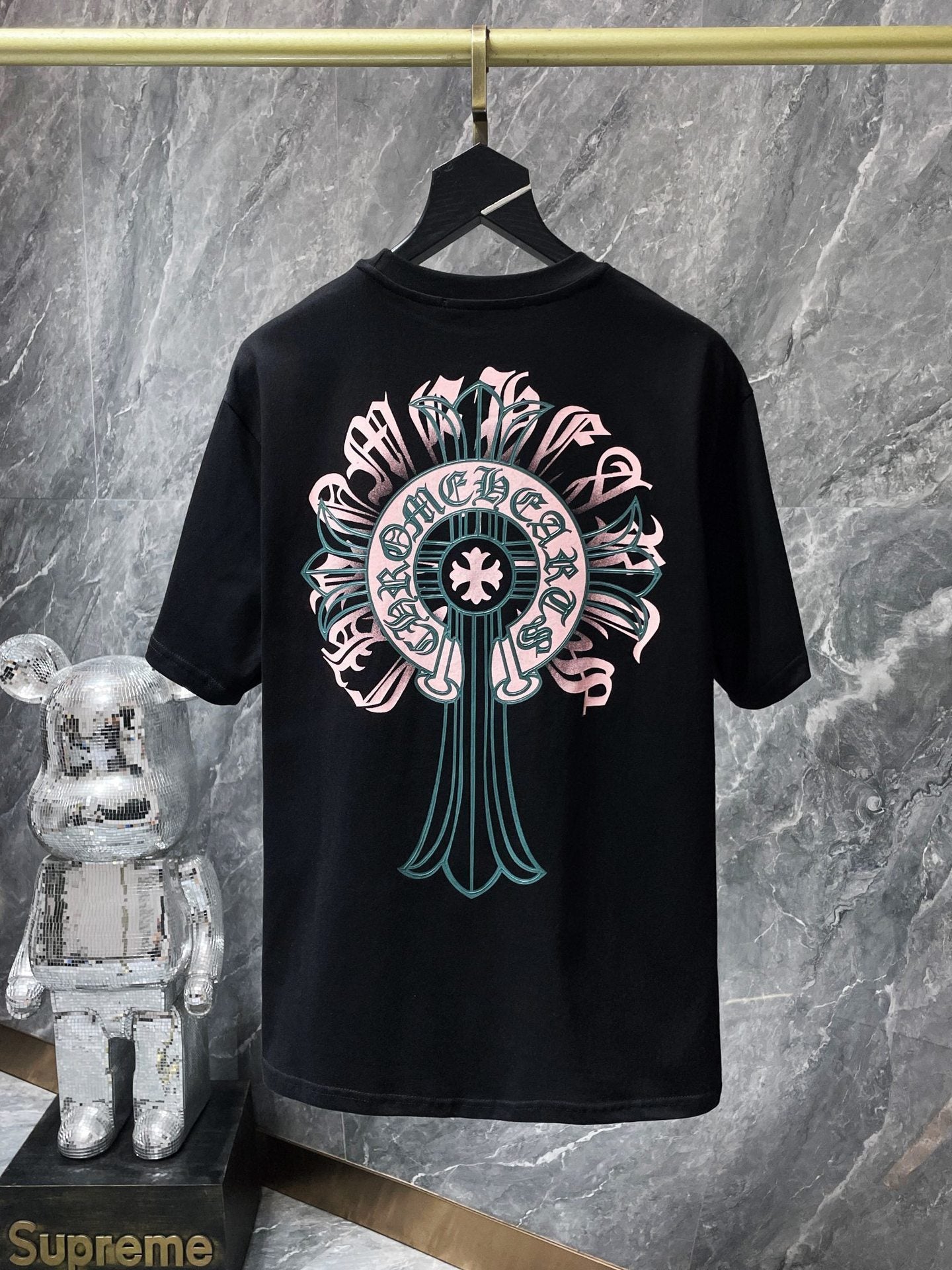 Camiseta Unisex Cruz Sánscrito Parche Metal Luminiscente