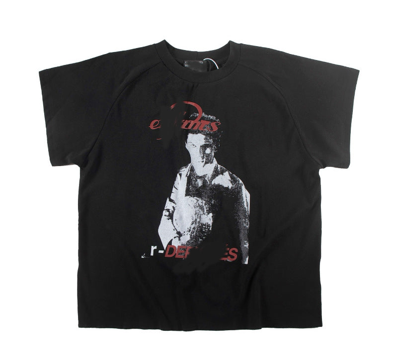 Camiseta Melancólica con Estampado de Retrato Ilustrado