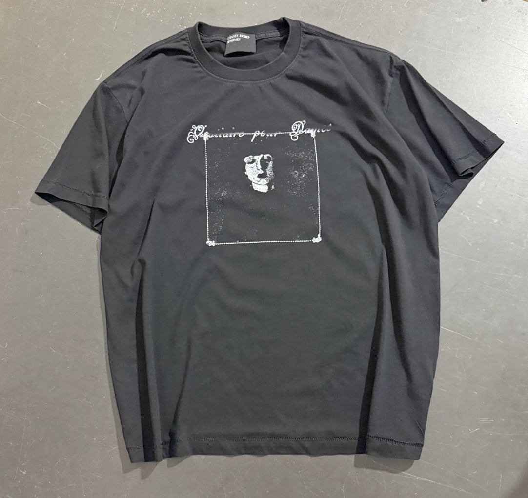 Camiseta Melancólica con Estampado de Retrato Ilustrado