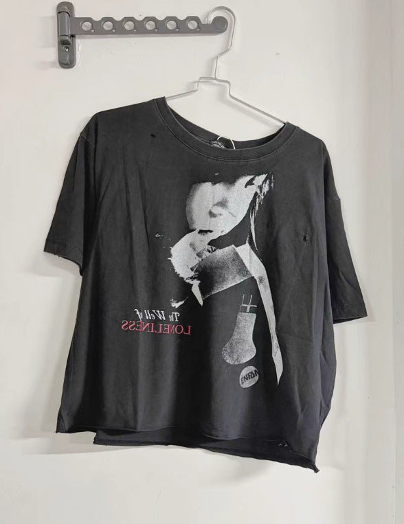 Camiseta Melancólica con Estampado de Retrato Ilustrado