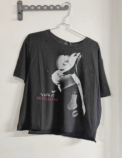 Camiseta Melancólica con Estampado de Retrato Ilustrado