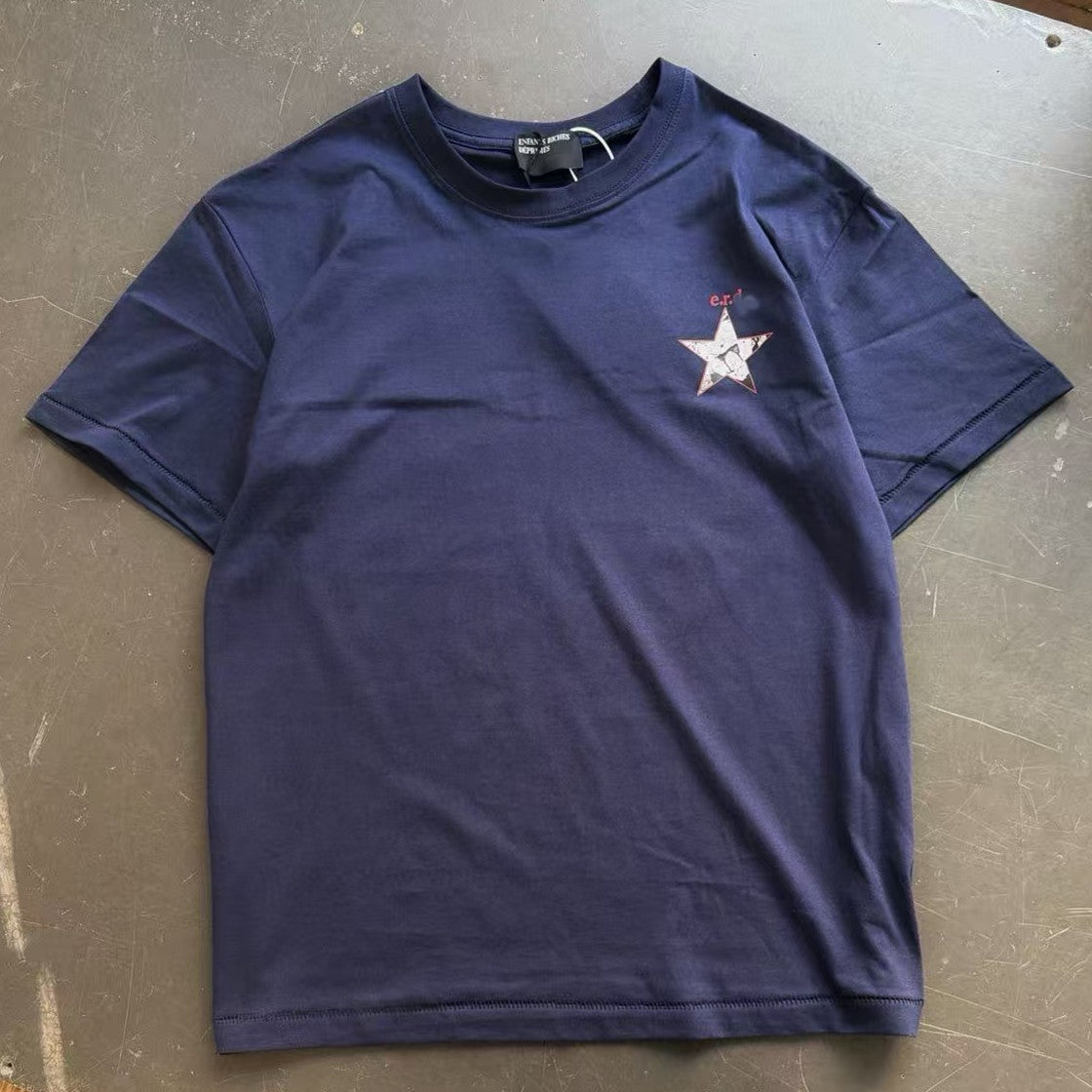 Camiseta Melancólica con Estampado de Retrato Ilustrado