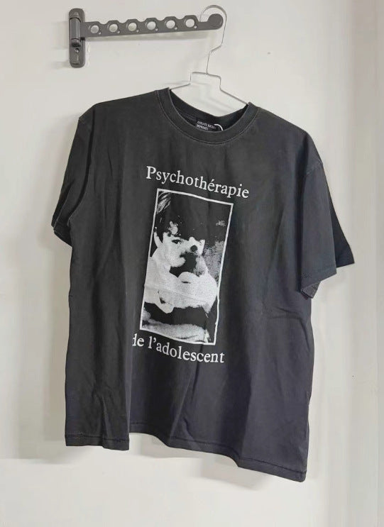 Camiseta Melancólica con Estampado de Retrato Ilustrado