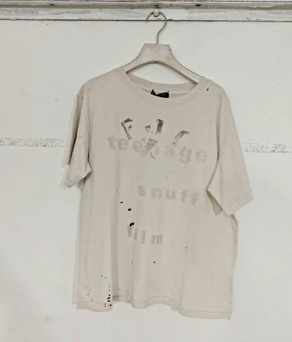 Camiseta Melancólica con Estampado de Retrato Ilustrado