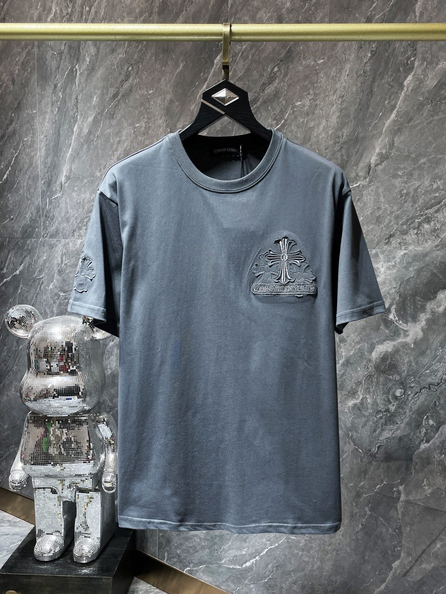 Camiseta Unisex Cruz Sánscrito Parche Metal Luminiscente