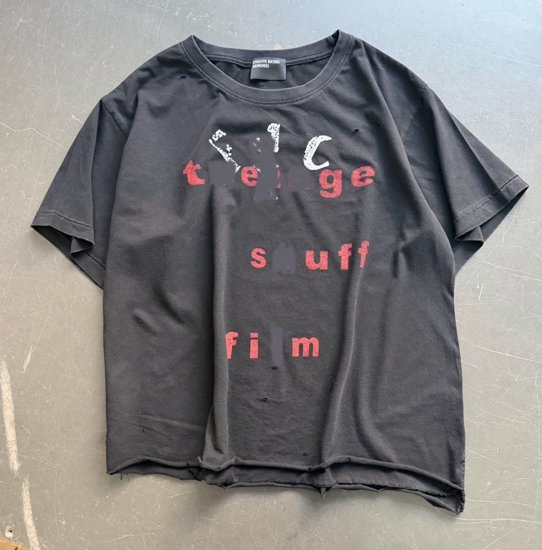 Camiseta Melancólica con Estampado de Retrato Ilustrado
