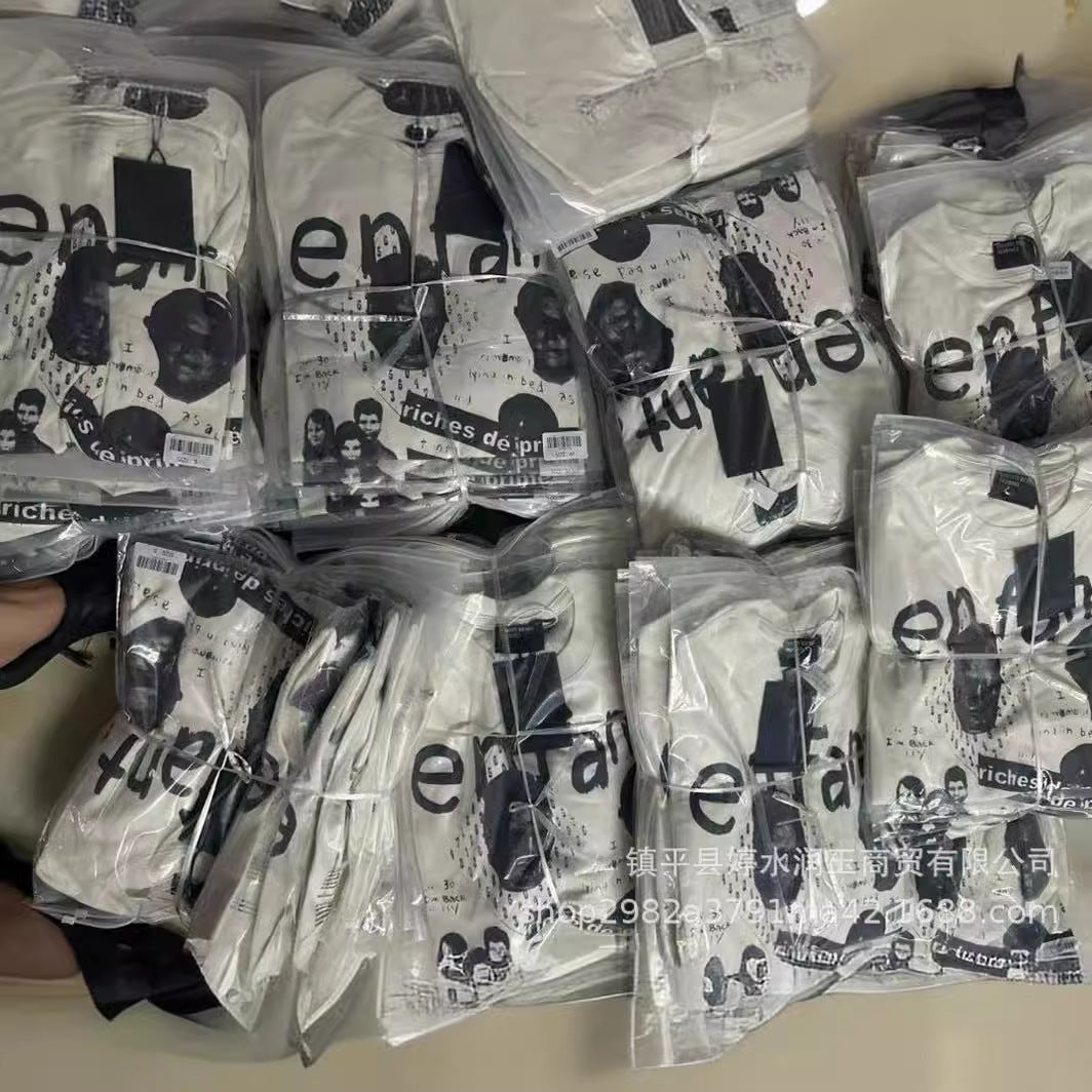 Camiseta Melancólica con Estampado de Retrato Ilustrado