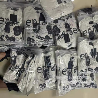 Camiseta Melancólica con Estampado de Retrato Ilustrado