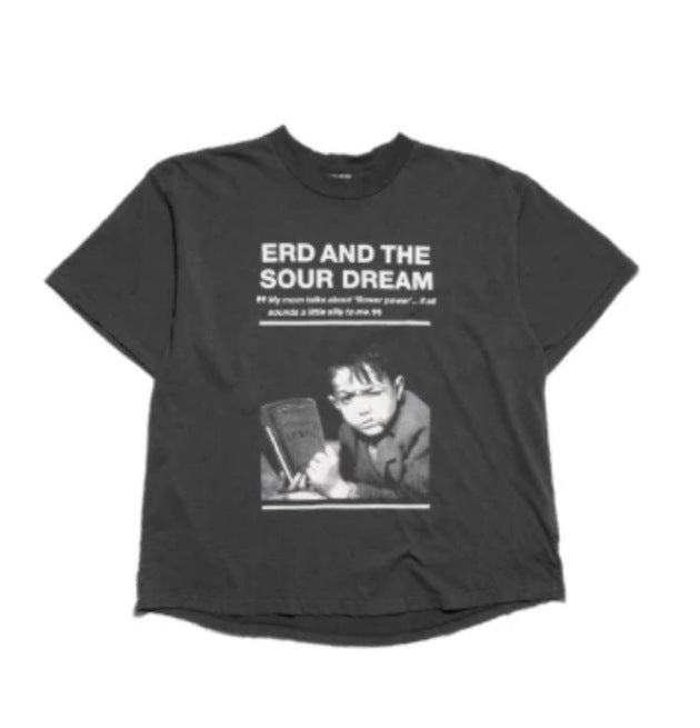 Camiseta Melancólica con Estampado de Retrato Ilustrado