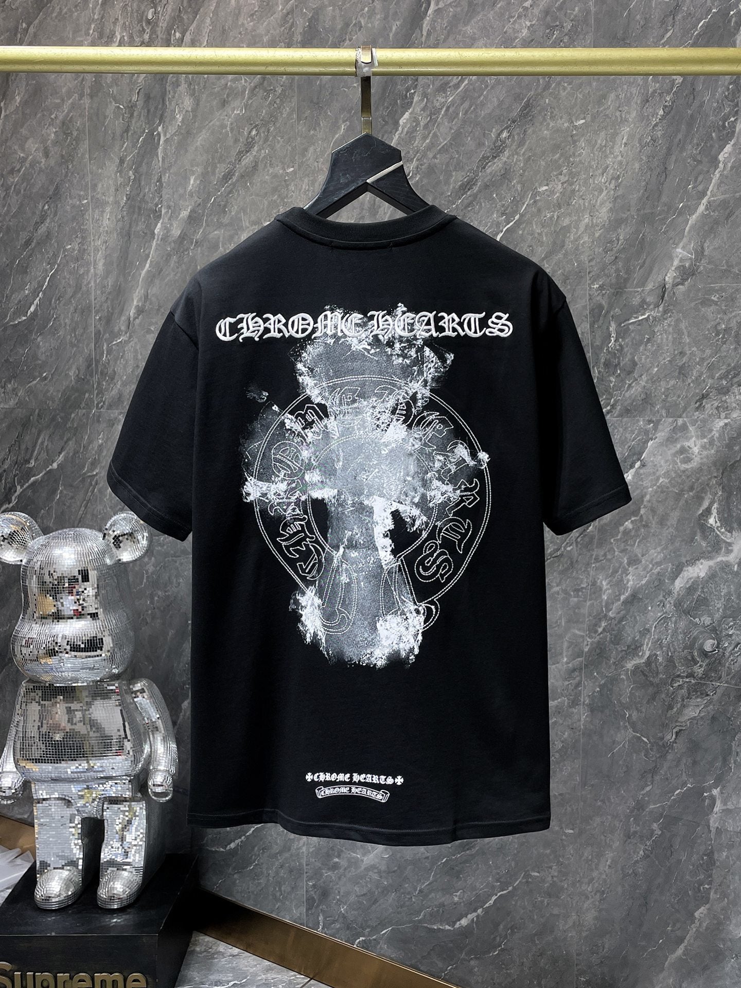 Camiseta Unisex Cruz Sánscrito Parche Metal Luminiscente
