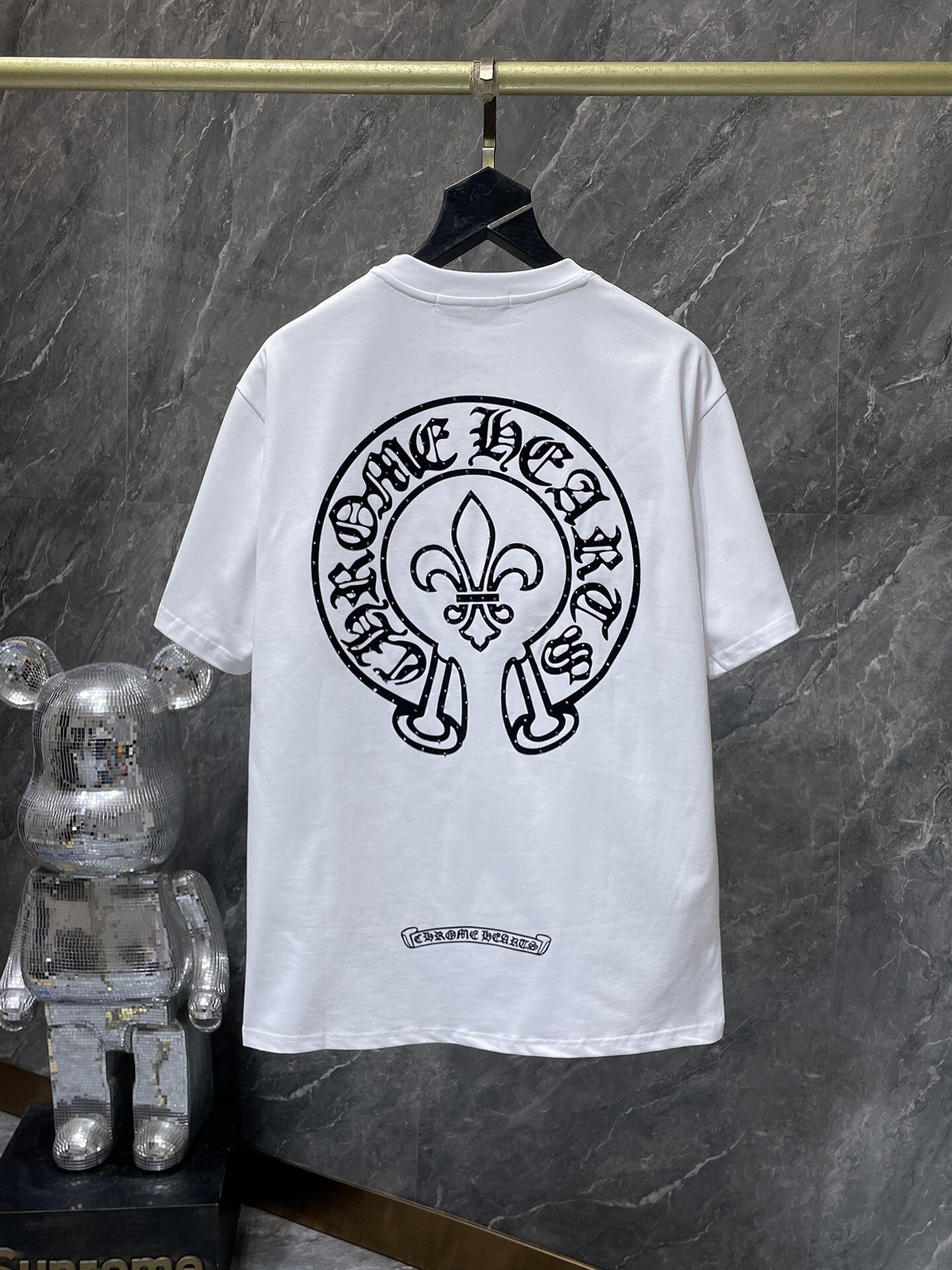 Camiseta Unisex Cruz Sánscrito Parche Metal Luminiscente