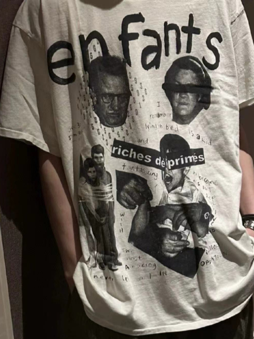 Camiseta Melancólica con Estampado de Retrato Ilustrado