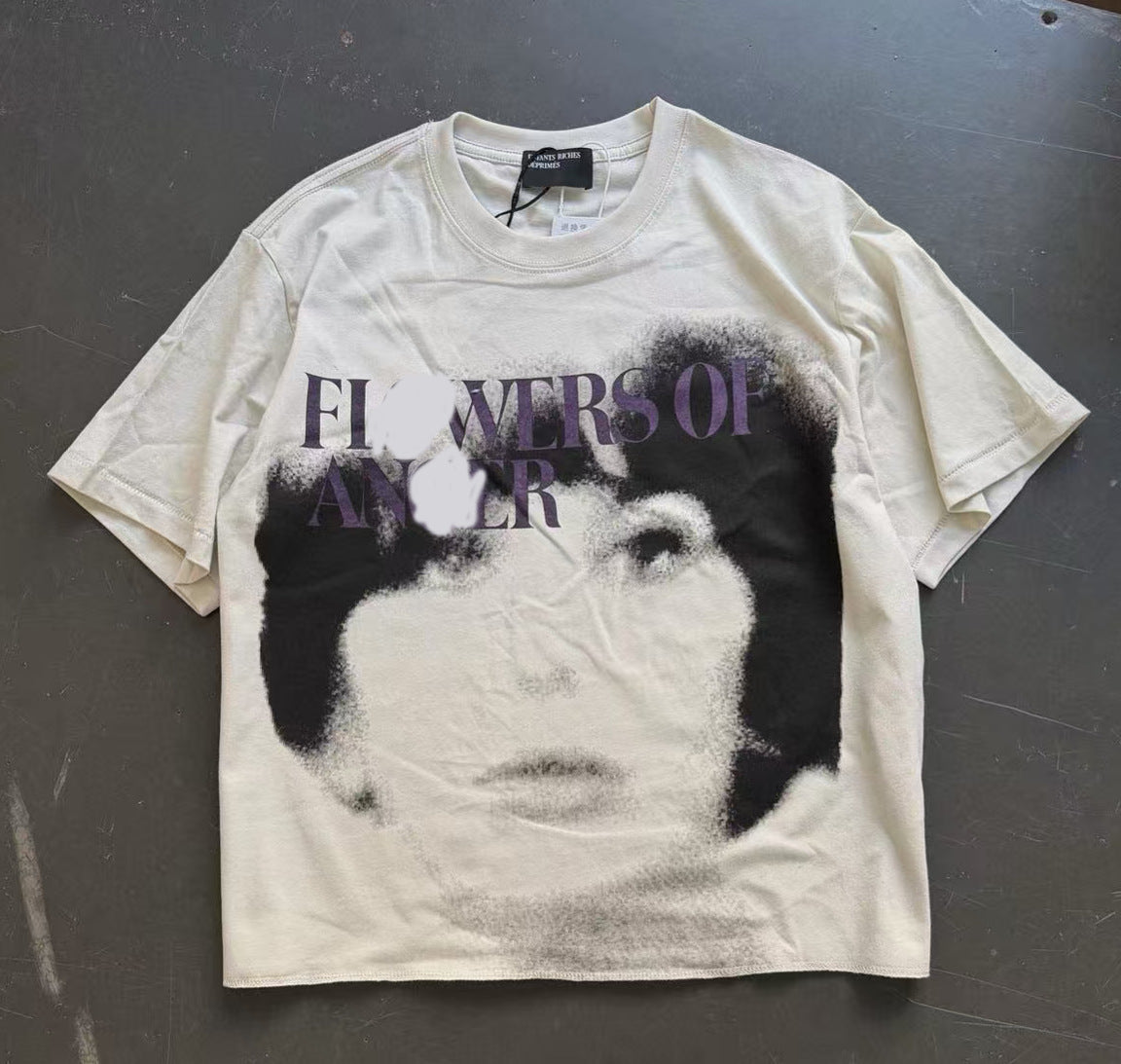 Camiseta Melancólica con Estampado de Retrato Ilustrado