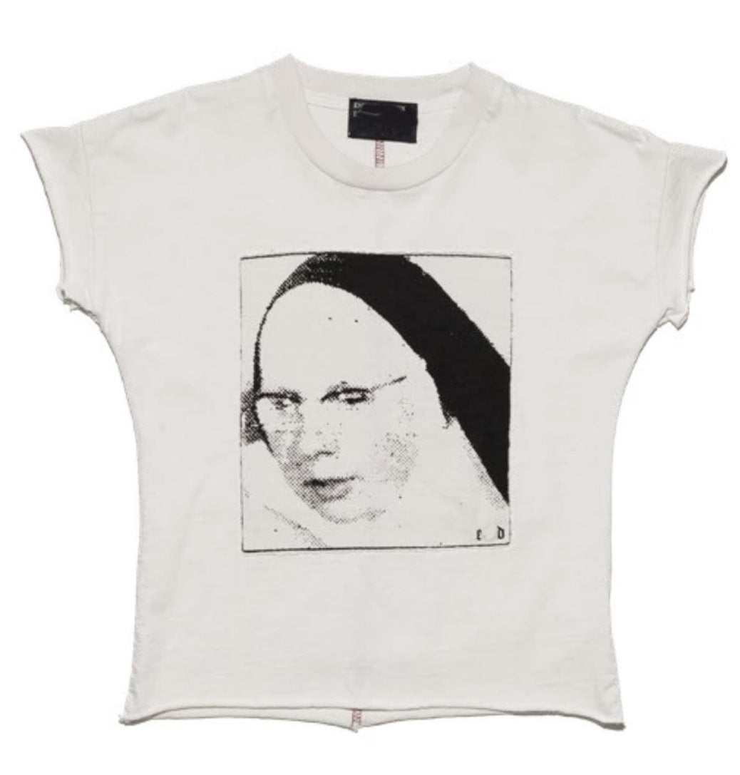 Camiseta Melancólica con Estampado de Retrato Ilustrado