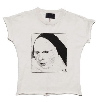 Camiseta Melancólica con Estampado de Retrato Ilustrado