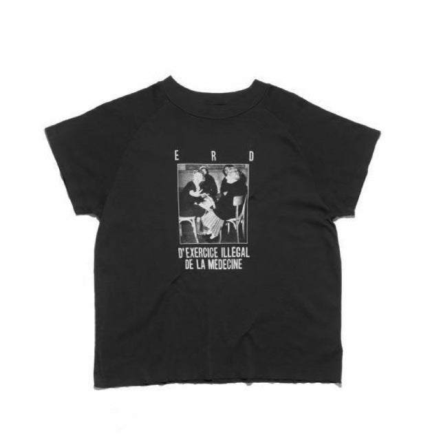 Camiseta Melancólica con Estampado de Retrato Ilustrado
