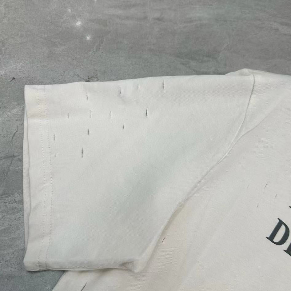 Camiseta Melancólica con Estampado de Retrato Ilustrado