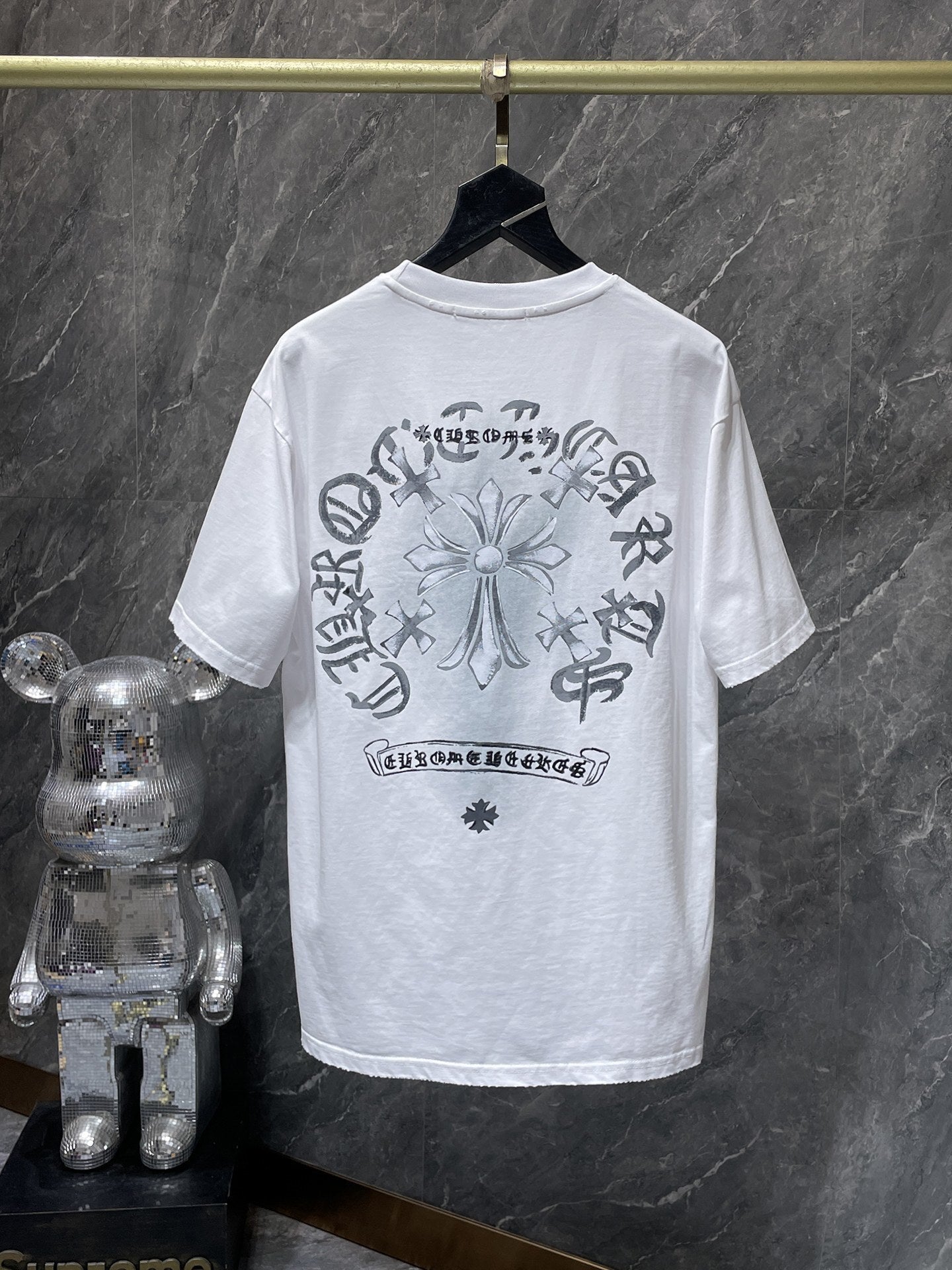Camiseta Unisex Cruz Sánscrito Parche Metal Luminiscente