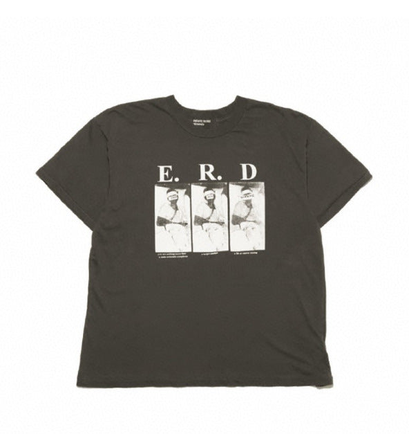 Camiseta Melancólica con Estampado de Retrato Ilustrado