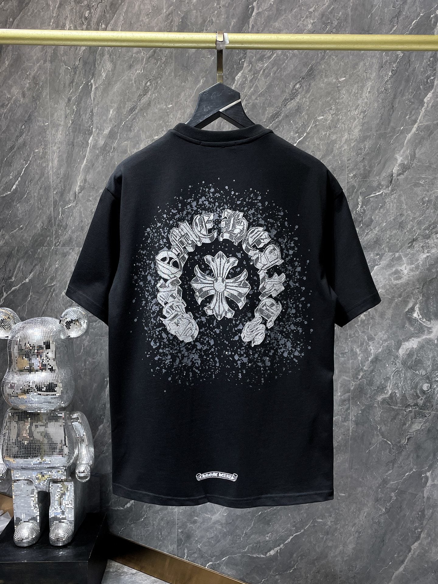 Camiseta Unisex Cruz Sánscrito Parche Metal Luminiscente