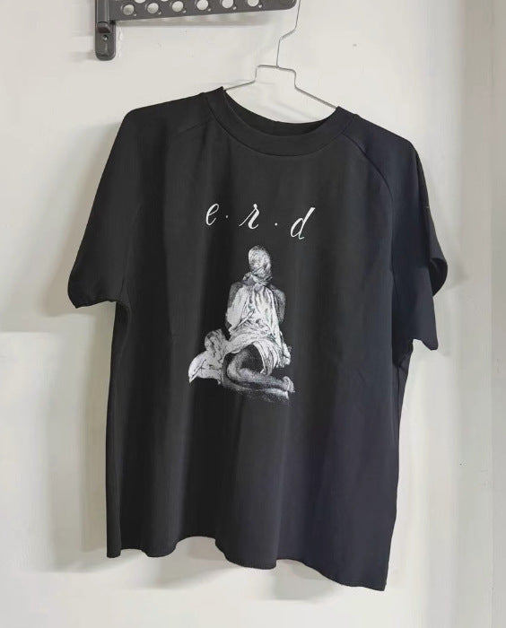 Camiseta Melancólica con Estampado de Retrato Ilustrado