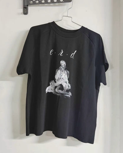 Camiseta Melancólica con Estampado de Retrato Ilustrado