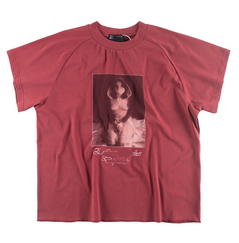 Camiseta Melancólica con Estampado de Retrato Ilustrado