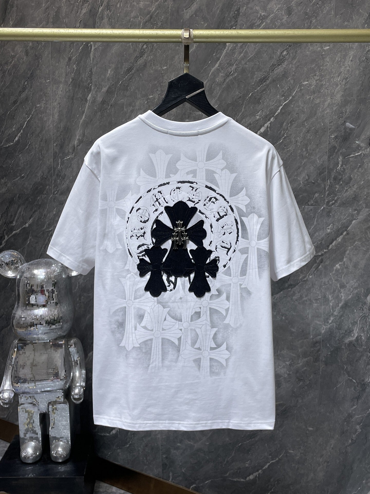 Camiseta Unisex Cruz Sánscrito Parche Metal Luminiscente