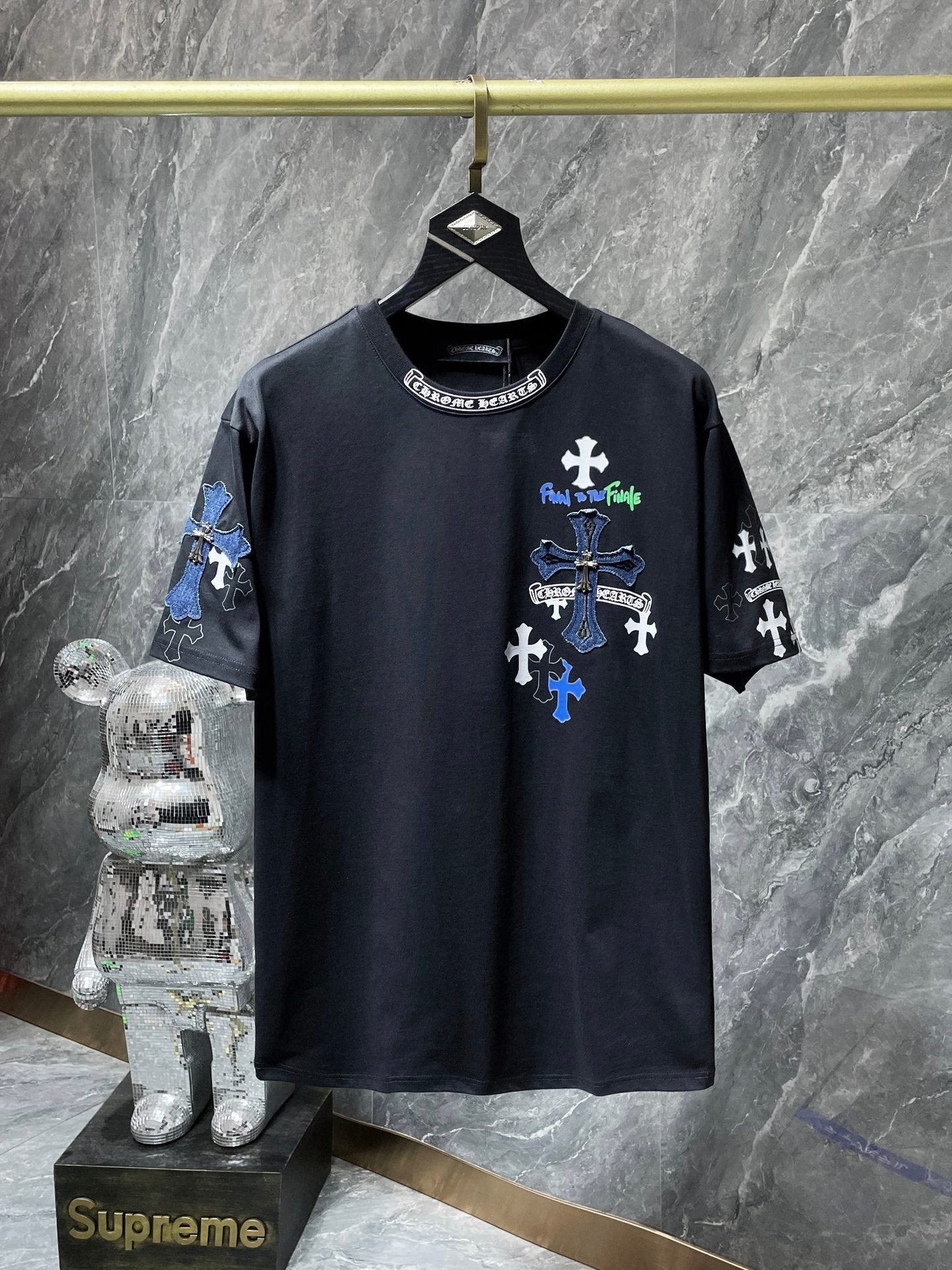 Camiseta Unisex Cruz Sánscrito Parche Metal Luminiscente