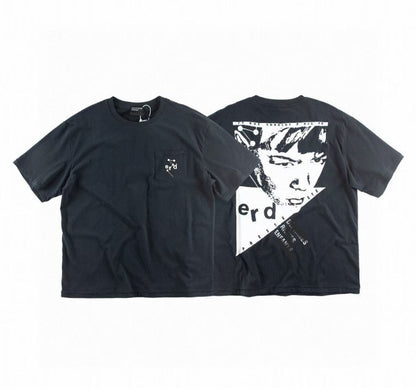 Camiseta Melancólica con Estampado de Retrato Ilustrado