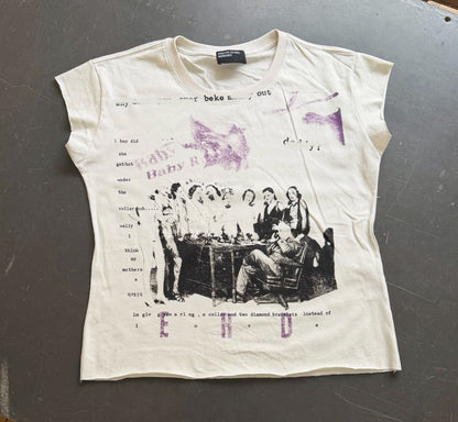 Camiseta Melancólica con Estampado de Retrato Ilustrado