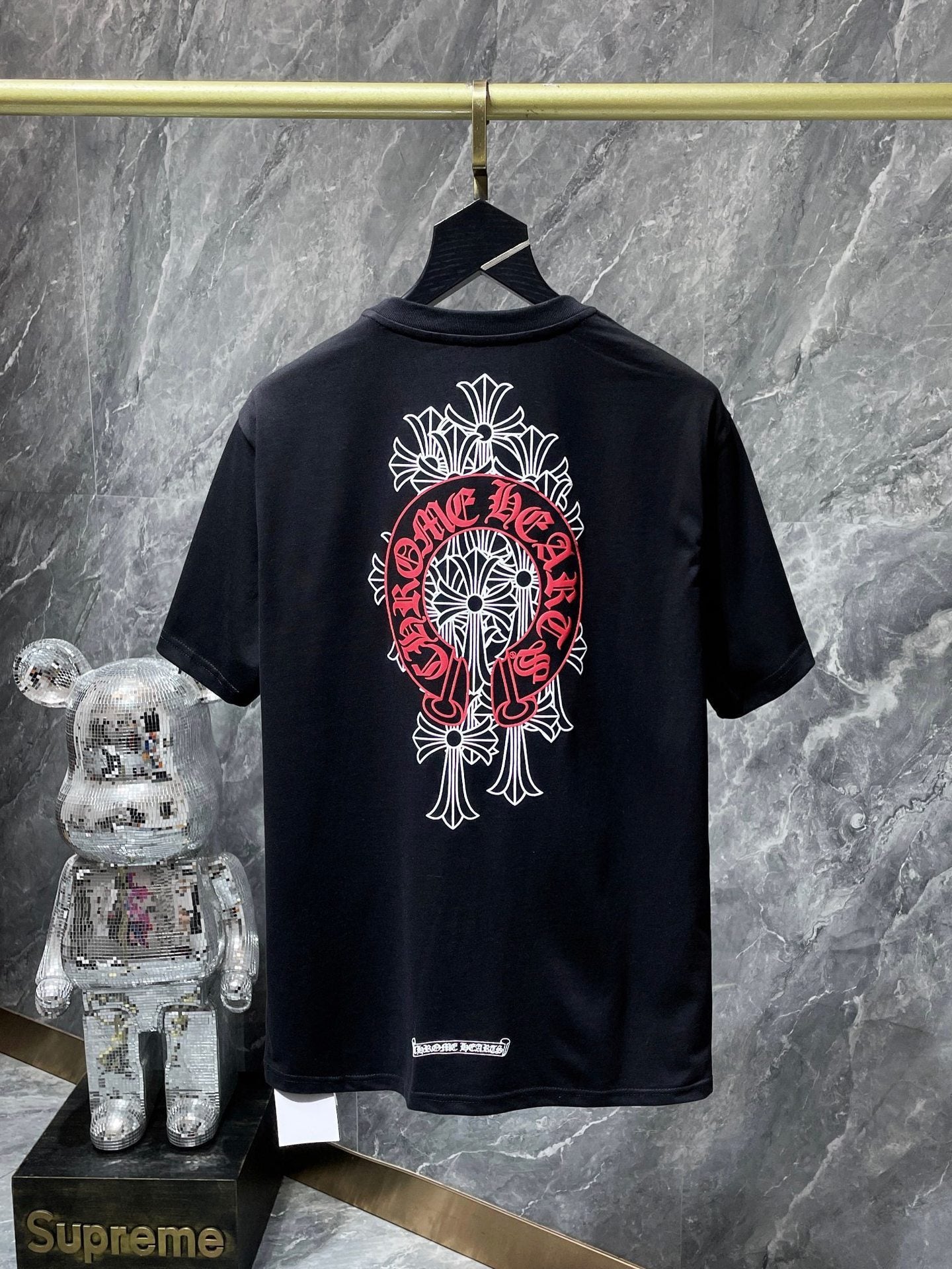 Camiseta Unisex Cruz Sánscrito Parche Metal Luminiscente