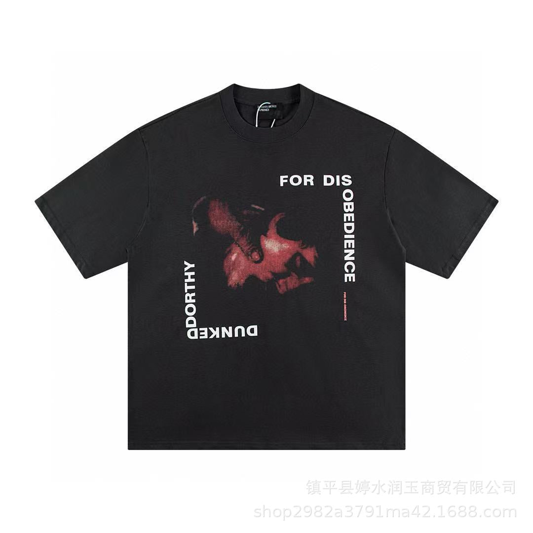 Camiseta Melancólica con Estampado de Retrato Ilustrado