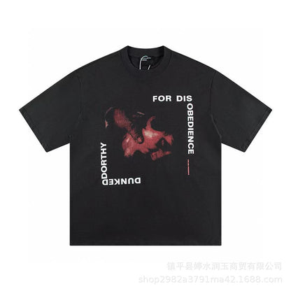 Camiseta Melancólica con Estampado de Retrato Ilustrado