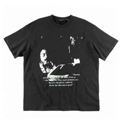 Camiseta Melancólica con Estampado de Retrato Ilustrado