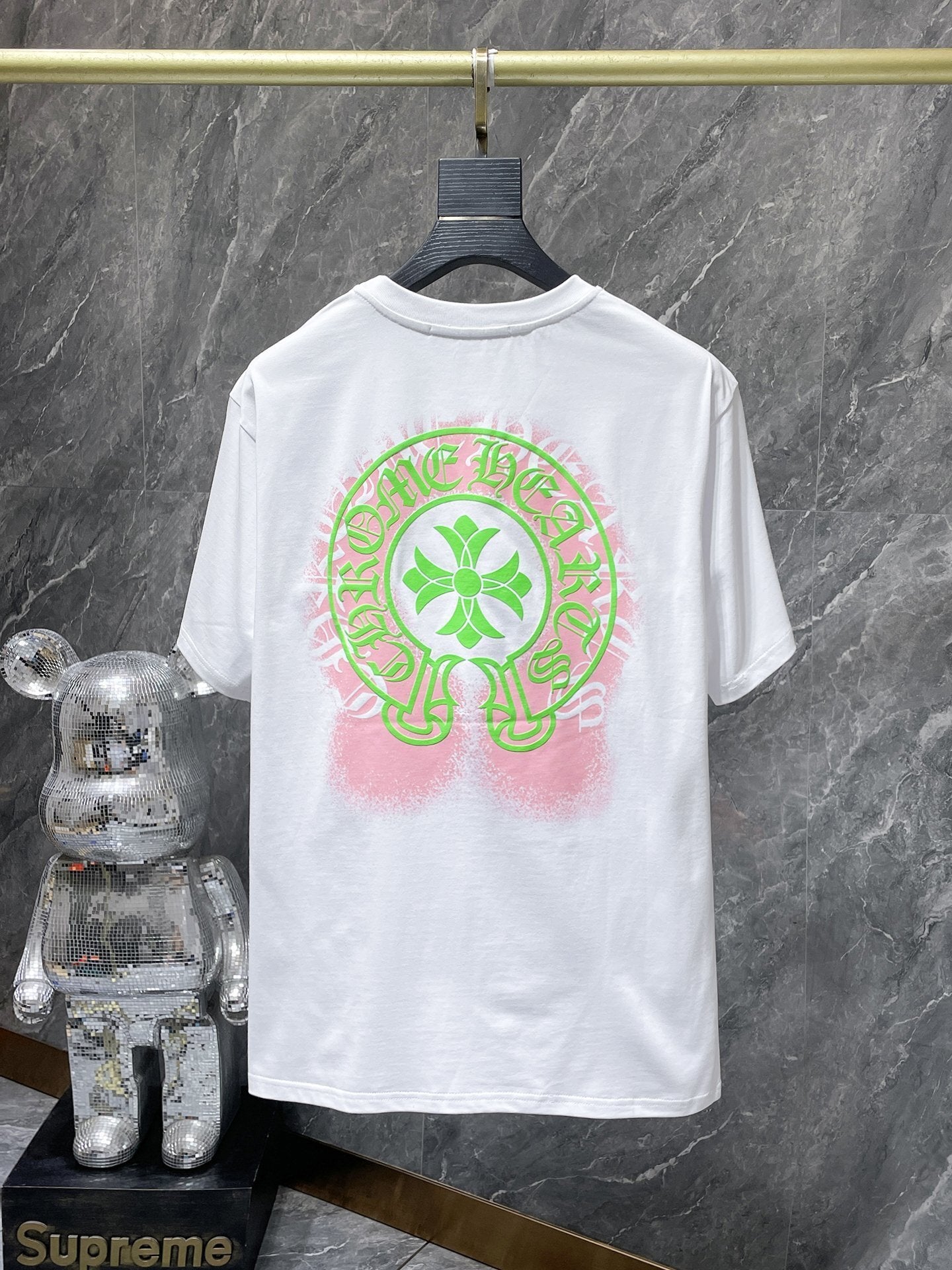 Camiseta Unisex Cruz Sánscrito Parche Metal Luminiscente