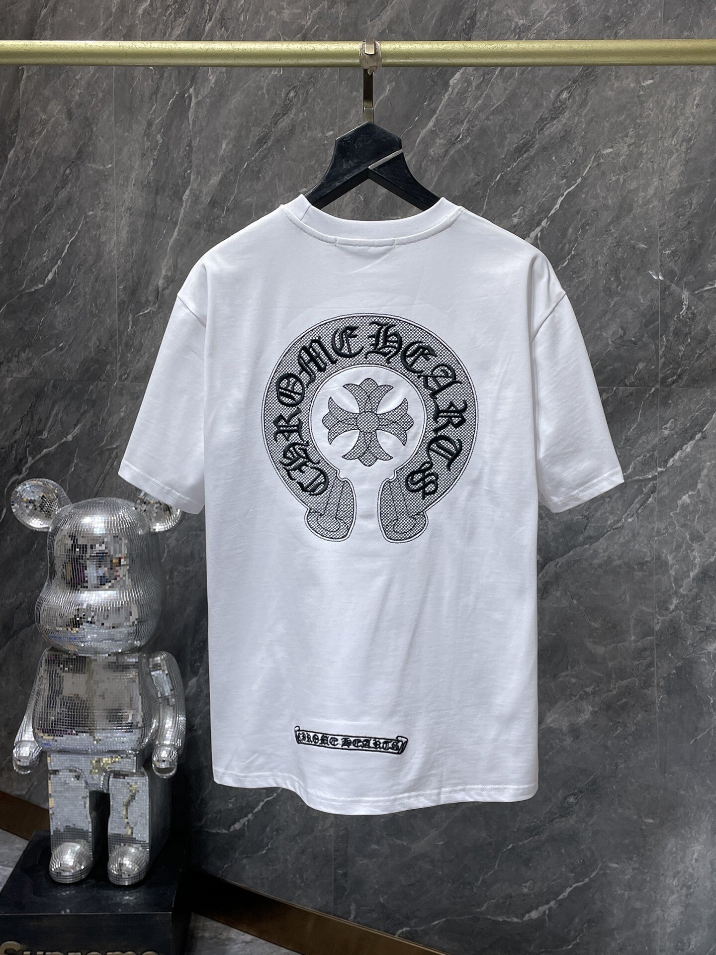 Camiseta Unisex Cruz Sánscrito Parche Metal Luminiscente