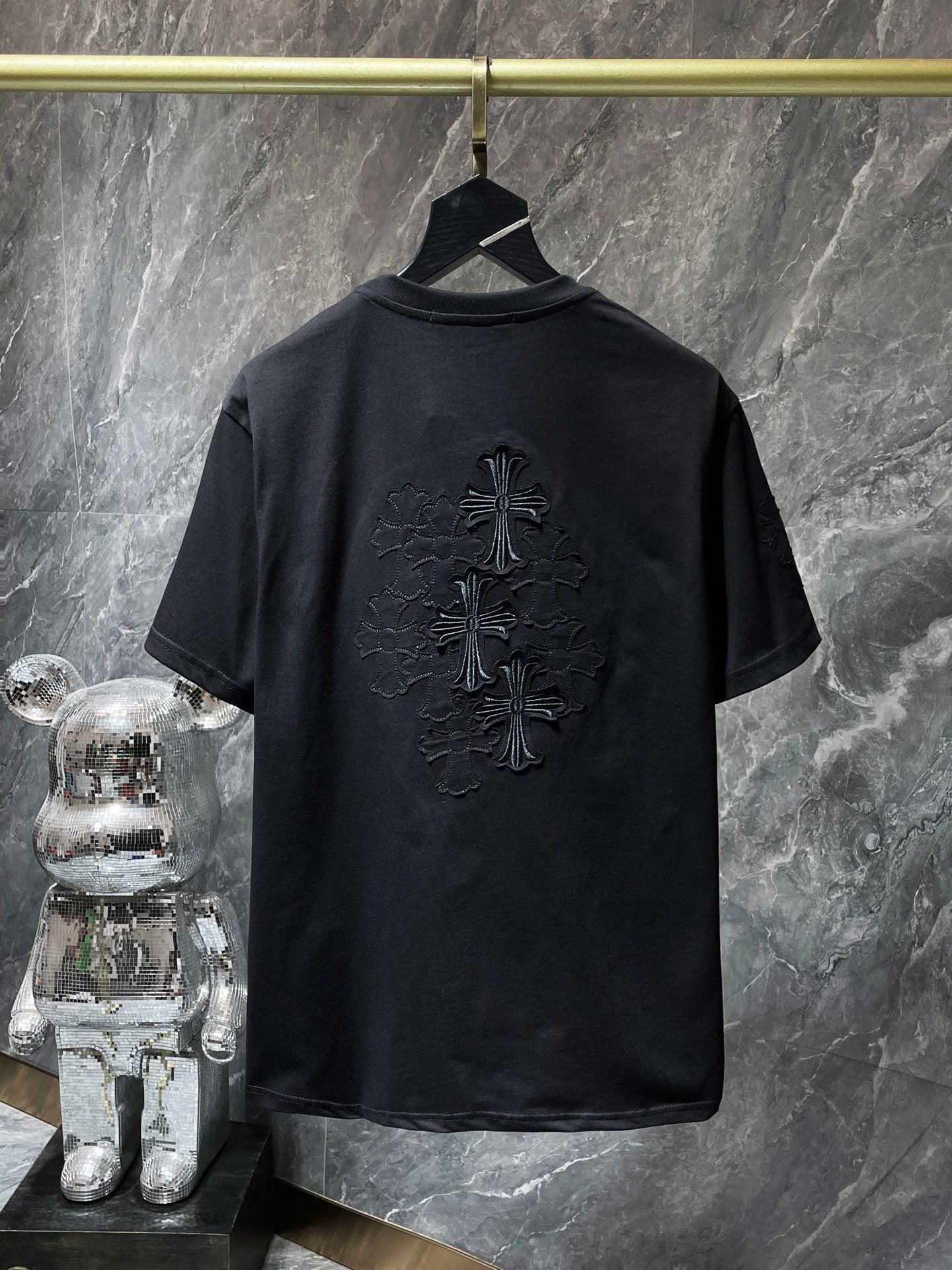 Camiseta Unisex Cruz Sánscrito Parche Metal Luminiscente