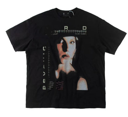 Camiseta Melancólica con Estampado de Retrato Ilustrado