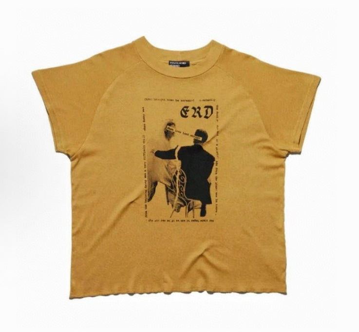 Camiseta Melancólica con Estampado de Retrato Ilustrado