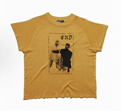 Camiseta Melancólica con Estampado de Retrato Ilustrado