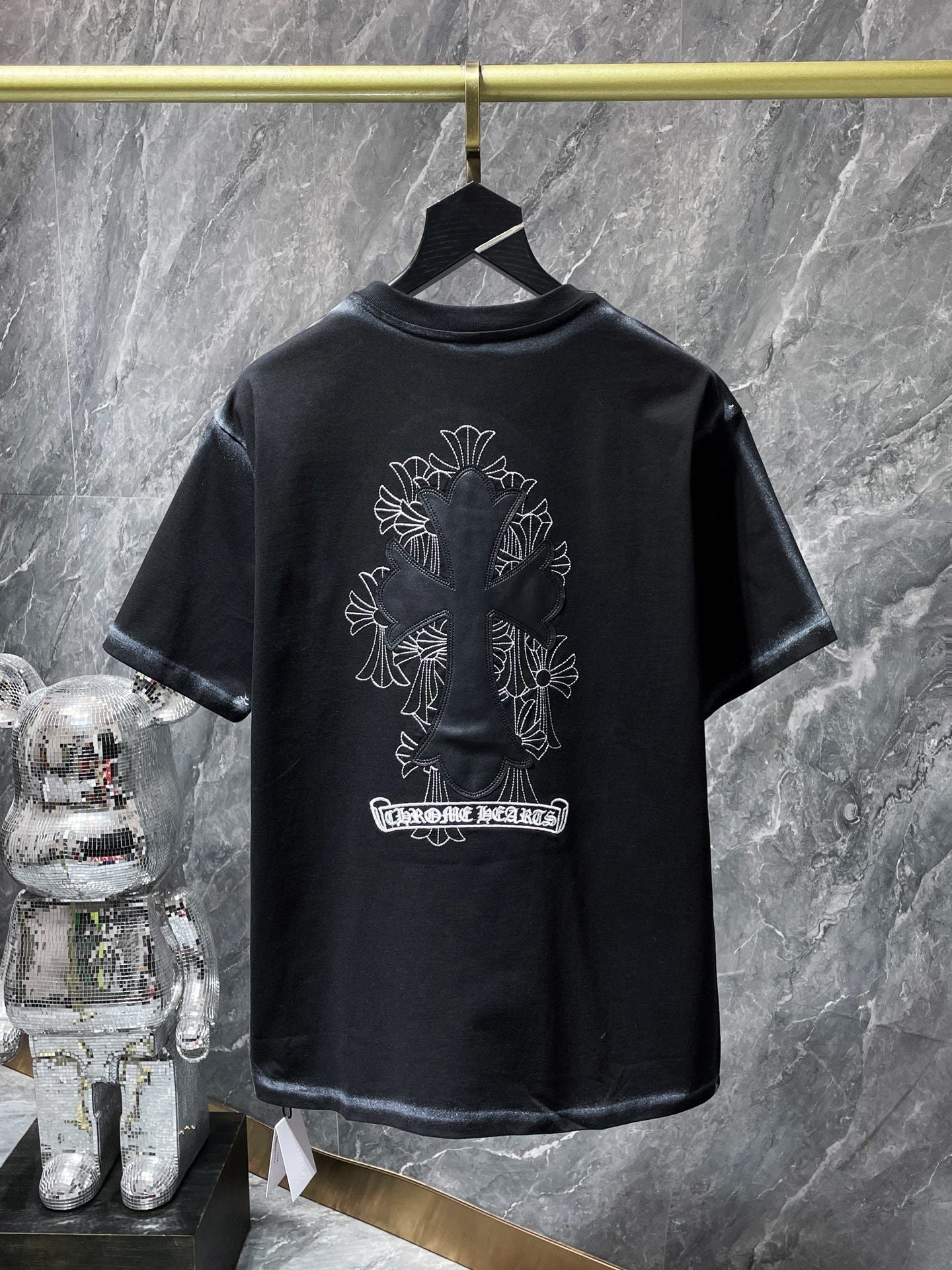 Camiseta Unisex Cruz Sánscrito Parche Metal Luminiscente