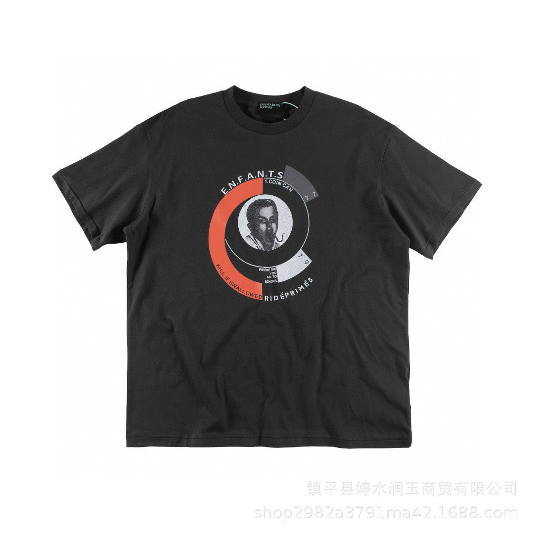 Camiseta Melancólica con Estampado de Retrato Ilustrado