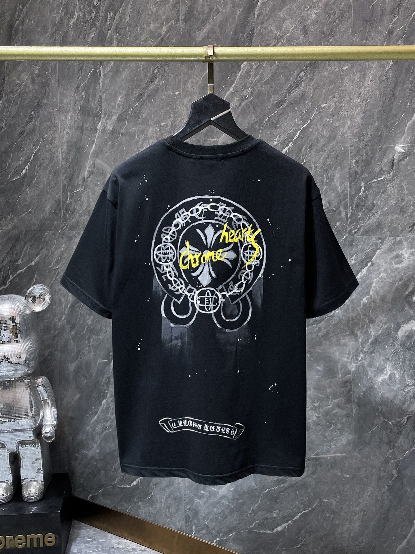 Camiseta Unisex Cruz Sánscrito Parche Metal Luminiscente
