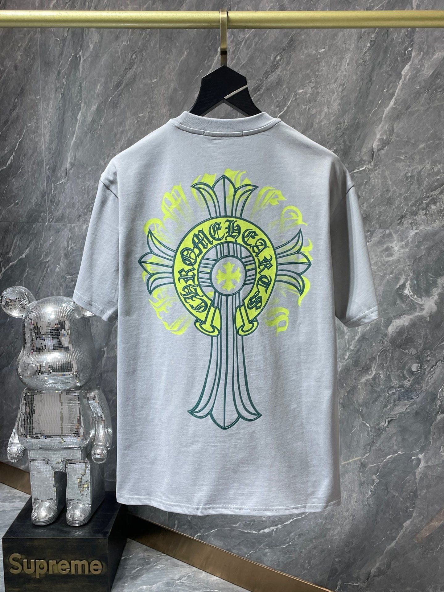 Camiseta Unisex Cruz Sánscrito Parche Metal Luminiscente