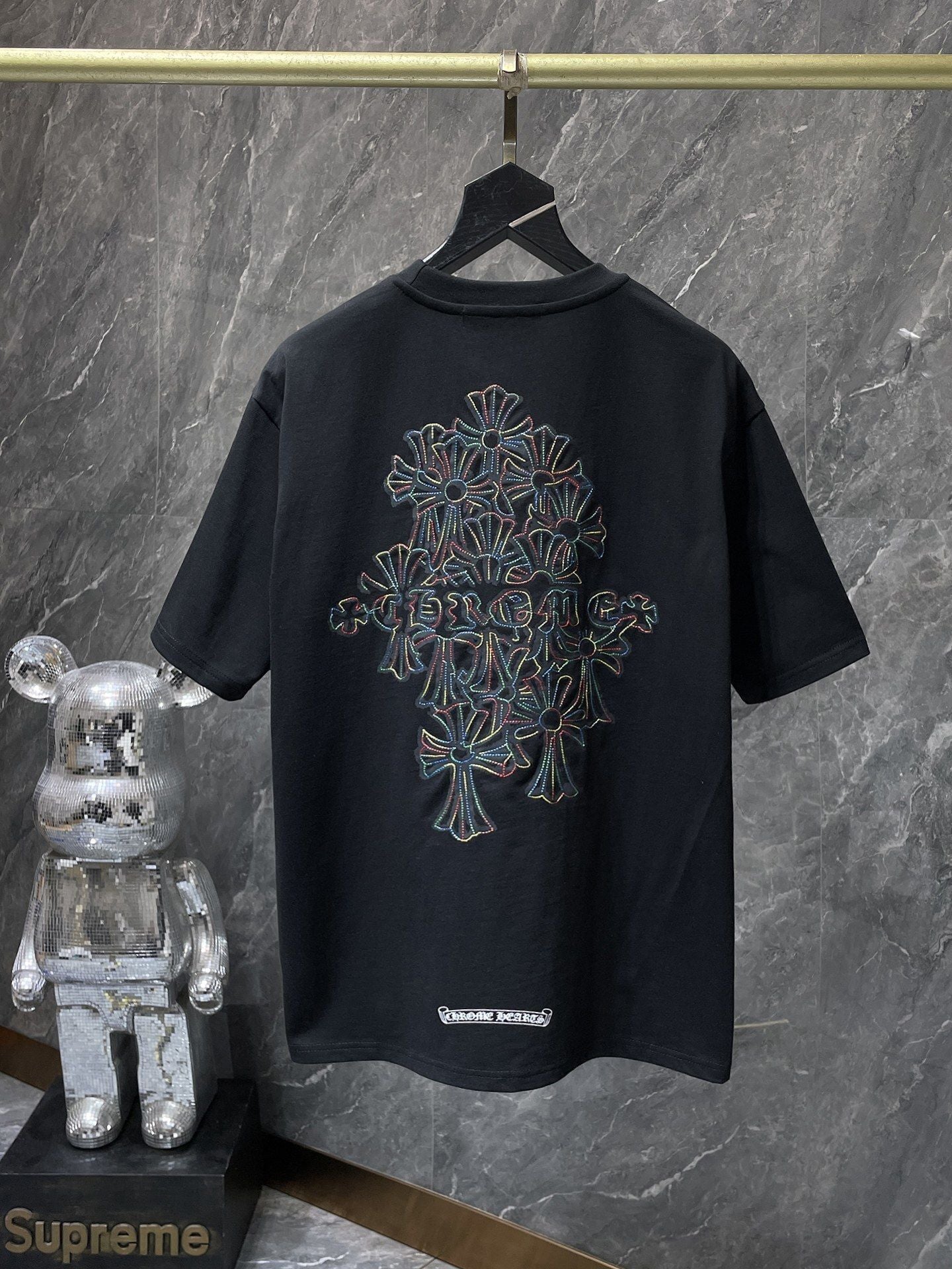Camiseta Unisex Cruz Sánscrito Parche Metal Luminiscente