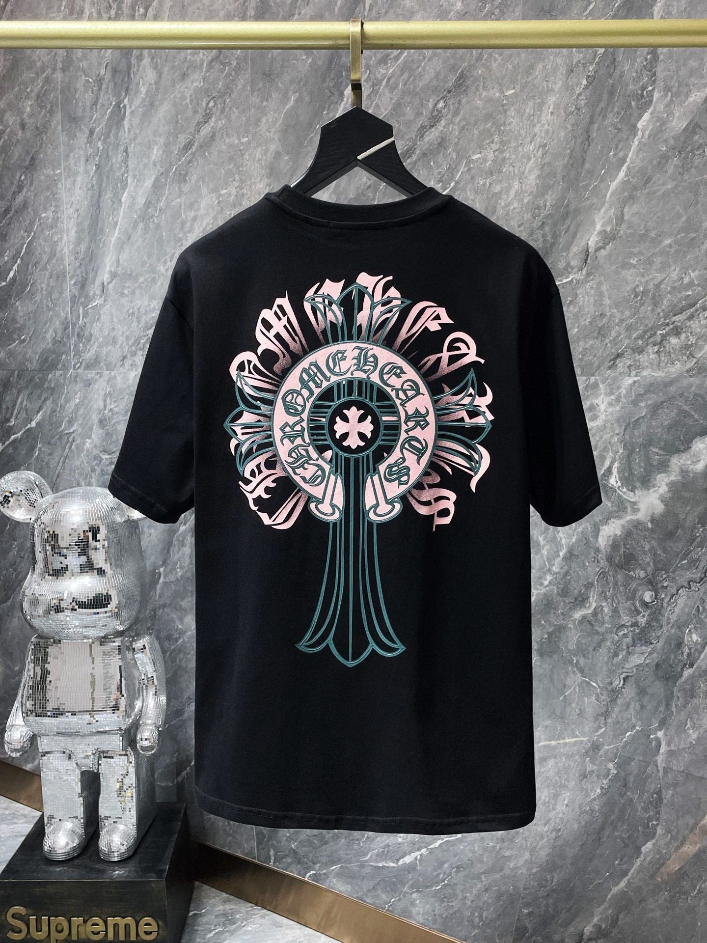 Camiseta Unisex Cruz Sánscrito Parche Metal Luminiscente